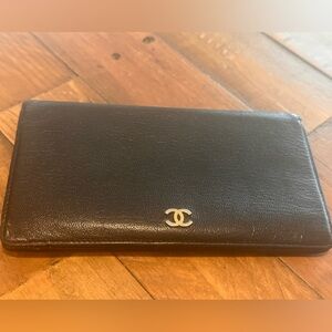 CHANEL black pebbled leather long Bi-fold wallet